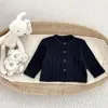 Atuendo elegante de otoño para niñas 2026 nuevo modelo, cárdigan versátil de color liso con cuello de encaje y mangas largas para bebés, adecuado para salir