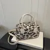 Bolsa pequena quadrada com estampa de leopardo retrô, estilosa e versátil, um novo design transfronteiriço para mulheres, adequada para carregar sob o braço ou como bolsa de ombro