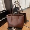 Bolso Grande de Alta Gama Retro para Mujer, Nuevo Estilo Otoño e Invierno 2026 Bolso de Hombro con Patrón Tejido Bolso Tote