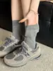 Los calcetines favoritos del otoño - combinados con calcetines de algodón de fibra larga ligeros de 40 hilos hasta la mitad de la pantorrilla en estilo retro gris de Birkenstock para el postparto