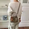Bolso tipo cubo de alta gama para mujer 2026 nuevo estilo ins nicho bandolera bolso de mano de lujo ligero para el día a día colgante lindo