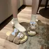 Zapatillas de felpa tridimensionales de una línea de dibujos animados simples para mujer, nuevo modelo de otoño e invierno 2026, zapatillas de algodón cálidas para exteriores con punta abierta