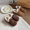 Zapatos infantiles de forro polar estilo coreano, zapatos de algodón de invierno para niñas, zapatos para niños, zapatos retro estilo Birkenstock para bebés y zapatos esponjosos de doble capa.