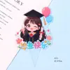 Decoración de Pastel Temporada de Graduación 2026 Mochila para Niños y Niñas Topper Acrílico "Surcando Vientos y Olas, Futuro Prometedor" Topper para Pastel
