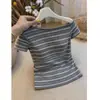 Camiseta Listrada de Manga Curta Off-Shoulder Estilo Francês 2026 para Mulheres, Corte Justo, Valoriza a Silhueta, Top de Malha Versátil
