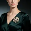Broche de Anillo Perlado Multicapa Retro Forma de Flor Hueca Dorada Pin Decoración para Traje Abrigo Vestido Corsage de Lujo Ligero
