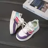 Zapatillas para niñas 2026 primavera-verano nuevo modelo moda infantil versátiles zapatos casuales zapatillas deportivas para correr para niños zapatillas blancas
