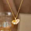 Colar de Aço Titânio Dongguan para Mulheres com Pingente em Forma de Coração com Diamante Rosa Microincrustado, Corrente para Clavícula Versátil e da Moda, Banhado a Ouro 18K