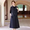 Conjunto de otoño de tres piezas para madres jóvenes: chaleco corto, camiseta básica elegante y falda; conjunto de ropa para mujer para mediana edad y personas mayores