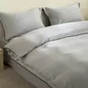 Modelo Nuevo 2026 Juego de Cuatro Piezas 100% Algodón Teñido en Hilo Algodón Lavado con Patrón de Rayas Finas, Estilo Artístico Simple, Borde Festoneado, Ropa de Cama para Casa de Huéspedes
