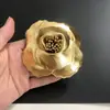 Broche Flor de Espejo Camelia de 9.5cm con Correa para Cuello, Accesorio Adhesivo de Doble Cara, Versátil Estilo Chanel