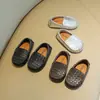 Zapatos casuales infantiles estilo coreano 2026 primavera y otoño nuevos mocasines sin cordones para niños pequeños y niños, zapatos tipo gorro cosidos de moda