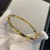 Pulseira de Colmeia Finamente Esculpida em V-Gold CNC de Alta Qualidade para Mulheres com Design Estiloso, Pulseira Empilhável em Forma de Onda com Cravação de Diamantes