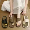 Novas sandálias e chinelos femininos Outwear Fashion 2024 verão All-match Flat Niche Casual Beach Shoes Mulheres