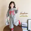 Conjunto de Moletom Doce com Laço para Meninas 2026 Novo Conjunto de Duas Peças Calça Reta Solta Infantil Roupas Infantis