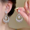 Aretes de aguja plateada con diamantes, borlas geométricas de perlas, ultra brillantes, lujosos y exquisitos, personalizados y elegantes, aretes de alta gama