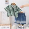 Guapo Niño Camisa Vertical Traje de Manga Corta 2025 Verano Nuevo Niño Combinación con Pantalones Cortos de Mezclilla Conjunto de Dos Piezas