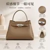 Nova bolsa de mão feminina em couro genuíno, bolsa de ombro e crossbody casual e versátil, bolsa Kelly de alta qualidade simples e luxuosa para exportação