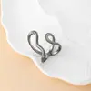 Anillo Minimalista de Línea Irregular con Diseño Abierto Ajustable, Presentando una Superficie Sencilla y Elegante