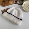 Gorro de lana elegante de estilo Chanel con contraste de colores para mujer, gorro de punto de lana de Corea del Sur, gorro cálido con protección para las orejas para el invierno.