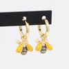 Aretes súper lindos de alta gama modernos de lujo ligero para hombres y mujeres diseño de nicho aretes colgantes de aceite aretes al por mayor