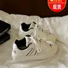 Novos tênis brancos de desenho animado fofos 2026, coleção de outono, com cadarço para mulheres, sola grossa, que aumentam a altura, sapatos casuais versáteis para o uso diário