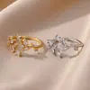 Novo Estilo Anel Aberto Ajustável de Galho de Flor Dourada com Folha e Zircônia para Mulheres, Joia de Mão Única de Nicho Atacado, Banhado a Ouro