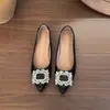 Sapatos rasos pretos franceses de bico fino, boca rasa, sapatos de salto único femininos 2026 novo outono, aumento interno de altura com saia, sapatos Mary Jane