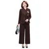 Elegante e estiloso conjunto de três peças para mães, perfeito para primavera e outono, apresentando uma peça externa da moda, uma camada interna versátil e calças de perna larga, criando um visual jovem e que desafia a idade.
