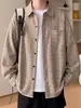 Otoño 2026 Nueva Camisa de Manga Larga Retro Americana Holgada de Moda Estilo Japonés Básica de Cuadros Versátil para Hombre