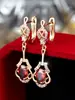 Pendientes de aro de lujo de estilo europeo y americano más vendidos en la frontera, con un diseño hueco totalmente incrustado de circonita cúbica roja para un look sofisticado y elegante