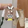 Traje de Otoño para Bebé Niño Nuevo Primavera y Otoño Estilo Occidental Oso Tridimensional Chaleco Conjunto Casual de Tres Piezas