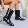 Botas de Cano Médio de Couro Envernizado Versátil com Salto Interno Estilo Retrô Outono e Inverno Bico Fino Bico Quadrado Estilo 2025 Botas Curtas para Mulheres