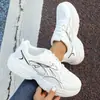 Zapatos transpirables para correr de moda, versátiles y a la moda, nuevas zapatillas de malla para mujer con suela gruesa, moda casual de verano 2026 otoño