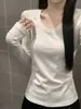 Camiseta branca de algodão confortável, corte regular nos ombros, gola U, manga longa, para mulheres, modelagem slim fit estilo coreano, adequada para primavera e outono, top versátil para usar como base