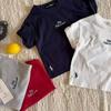 Camiseta infantil com letras, manga curta, masculina, verão 2025, nova roupa infantil, cor sólida, meia manga, camiseta da moda para bebês, feminina, fina