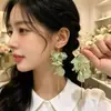 Pendientes de borla de pétalos de malla con degradado verde para mujer, estilo largo de alta gama, delicados, modernos, versátiles, pendientes estilo vacación en la playa