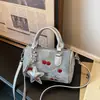 Bolsa Almofada Jeans Estilo Coreano, Nova Bolsa Transversal Ombro Versátil Bordada, Bolsa de Mão Fashionável Feminina Boston Cereja