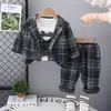Traje de tres piezas a cuadros para niños, nuevo conjunto casual de manga larga para primavera y otoño para niños pequeños, moderno