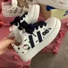 Tenis Casuales de Media Plataforma con Punta Rosa de Hello Kitty para Estudiantes, Versátiles, Transpirables, Color Sólido, Primavera 2026