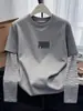 Camiseta de manga larga de algodón puro para mujer, diseño patchwork a rayas de dos piezas falsas, moderna y elegante, top gris versátil, capa base para otoño