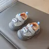 Sapatos de Andador de Couro para Crianças 2026 Nova Chegada de Outono Meninos Esportivos Versátil Decoração de Desenho Animado Sola Macia Antiderrapante