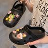 2024 Nuevos Zapatos de Agujeros Sandalias de Verano para Mujer Playa Ciber Celebridad Dibujos Animados Medias Pantuflas para Hombre Exterior Baotou Suela Suave