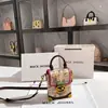 Bolsa de caja con graffiti de oso de entrega de una sola pieza 2024 bolsa mini para teléfono móvil de color de contraste avanzado al por mayor