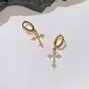 Brincos de argola em formato de cruz cravejados de diamantes, design de nicho, sensação de alta qualidade, únicos e modernos, luxo leve, estilo coreano, brincos de argola elegantes