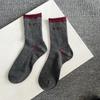Calcetines altos de tubo a rayas con letras retro rojas y grises, estilo académico, calcetines de moda ondulados, una generación de cabello