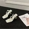 Sapatos de Salto Alto de Couro Nude Estilo Francês Novo Estilo de Verão com Saltos Bloco da Moda, Bico Quadrado, Fivela de Tira Única e Design de Bico Aberto