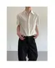 Camisa masculina sofisticada branca minimalista de manga curta estilo americano, top casual cleanfit de verão para o trabalho