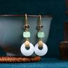 Pendientes de estilo antiguo de jade Hetian de imitación con hebilla de paz de nube auspiciosa, artesanía de oro antiguo con esmalte refrigerado por aire chino de principios de primavera de 2024