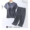 Venta al por mayor del fabricante Conjunto de ropa de estar para primavera y verano, pantalones cortos de manga tres cuartos con almohadillas en el pecho, sujetador integrado, conjunto de dos piezas cómodo y transpirable